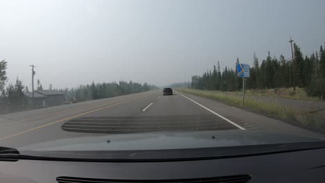 Conducción-De-Automóviles-En-La-Carretera-Con-Otro-Tráfico,-Lapso-De-Tiempo-De-La-Cámara-Del-Tablero