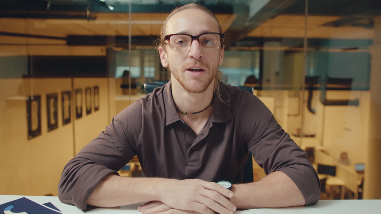 hombre de negocios teniendo una reunión en línea y hablando en la cámara