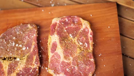 disparo de arriba hacia abajo de 2 filetes tendidos en una tabla de madera en una mesa de cerca