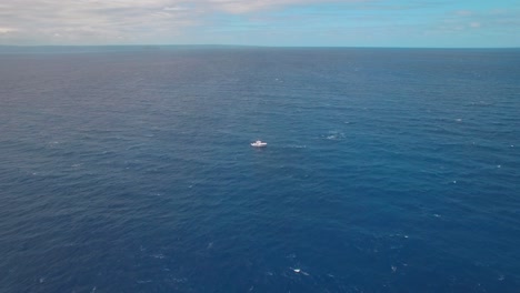 Isolated-Boat-in-Open-Sea,-Pull-Back-Aerial-View-With-Stunning-Endless-Horizon