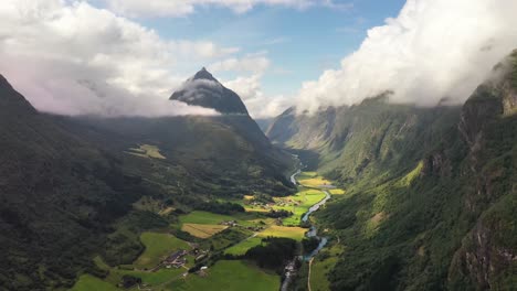 imágenes aéreas de la hermosa naturaleza de noruega.