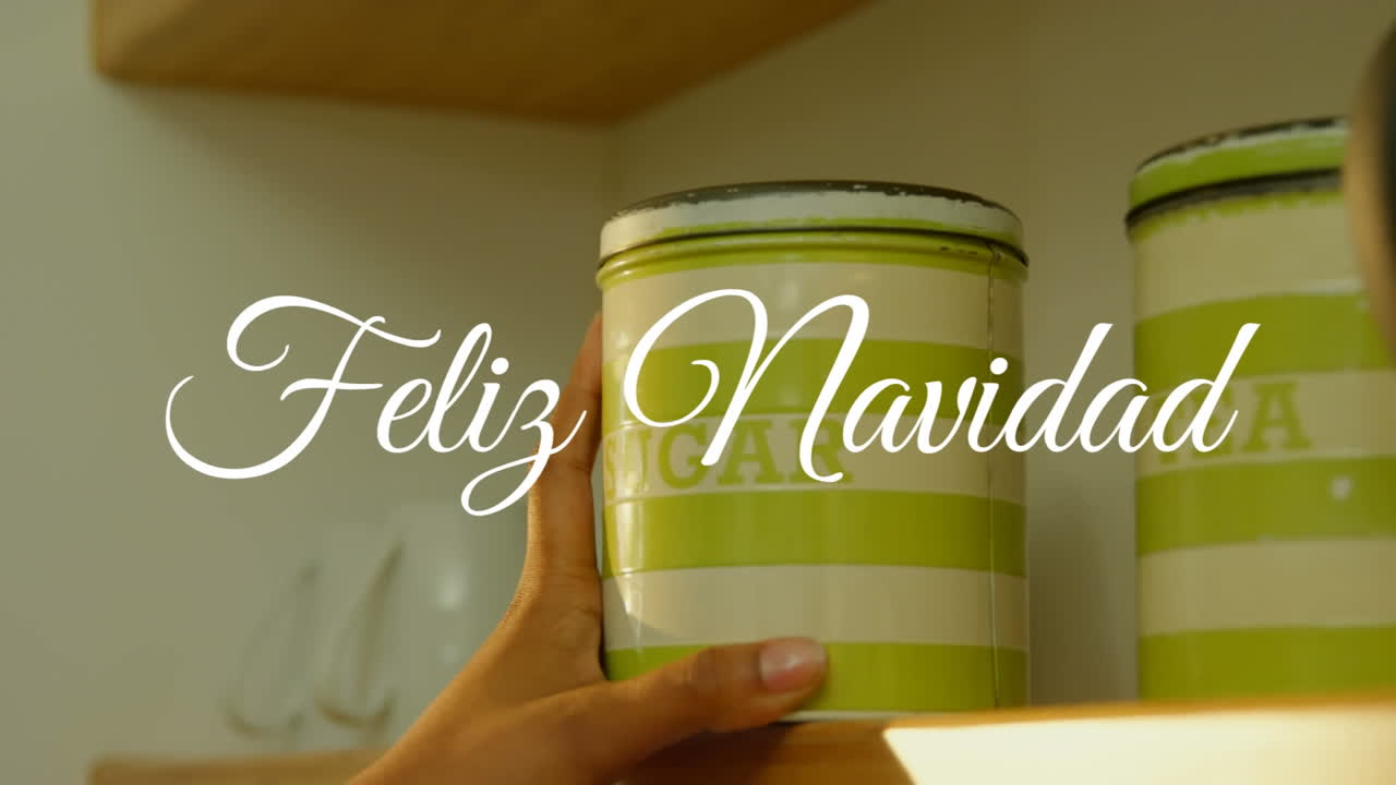 animación de texto de feliz navidad sobre la mano con azúcar en navidad.