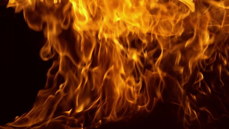Llamas de fuego sobre fondo negro en cámara lenta