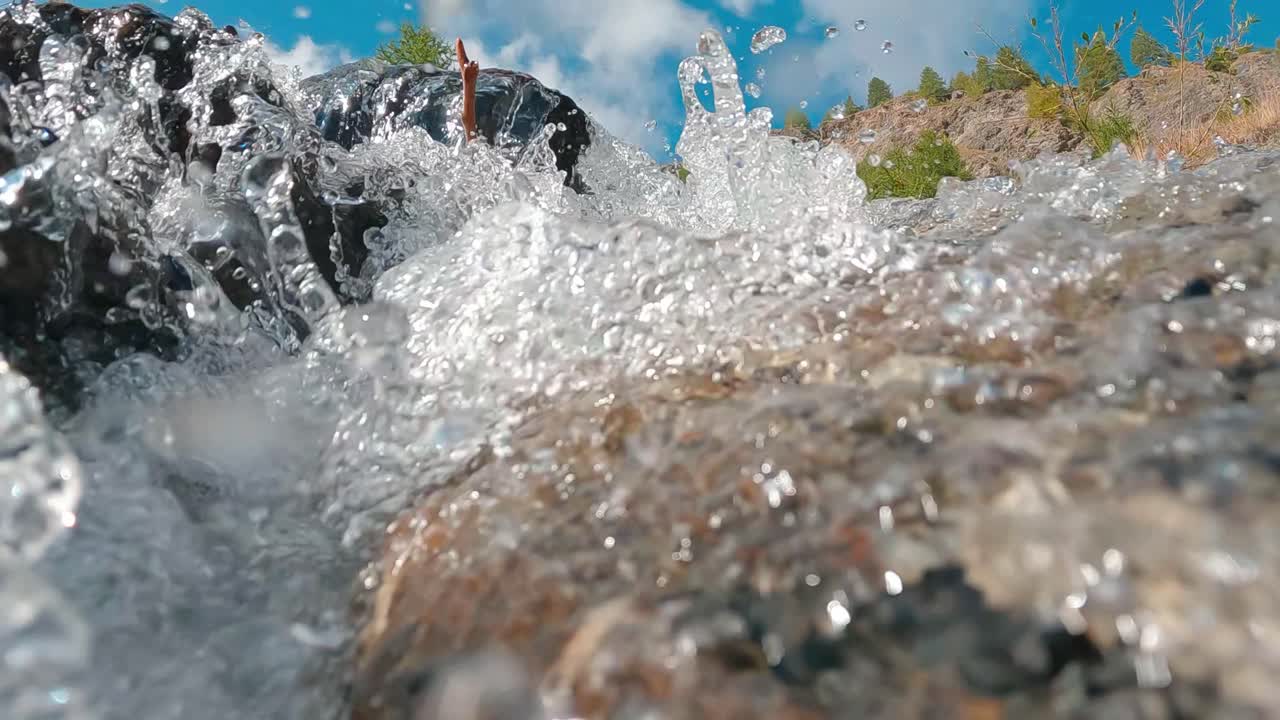 cascadas cristalinas sobre el valle rocoso en verano soleado