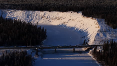 el puente de la autopista klondike sobre el río takhini congelado en invierno en yukon, canadá.