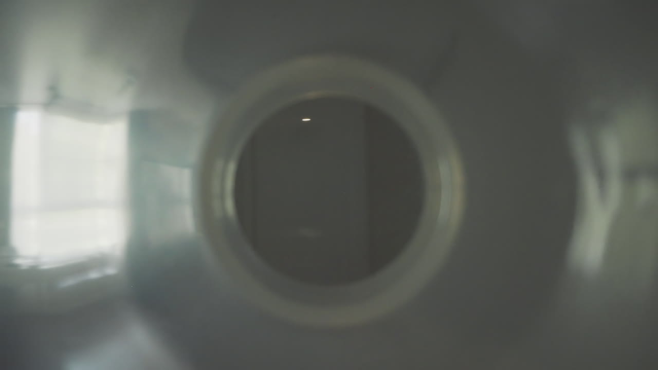 한 사람 이 플라스틱 병 을 통해 아파트 를 돌아다니고 있다