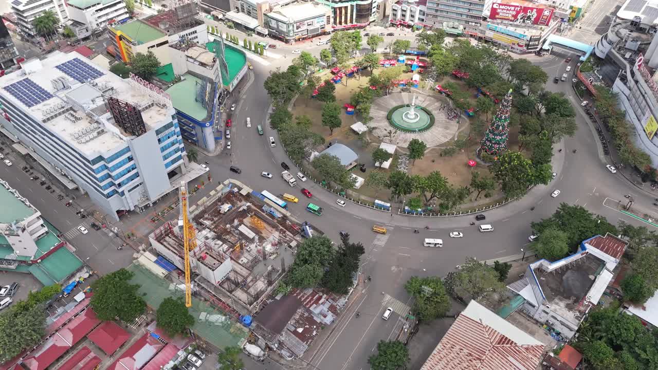 세부시티의 유명한 푸엔테 서클 (fuente circle) 을 가로질러