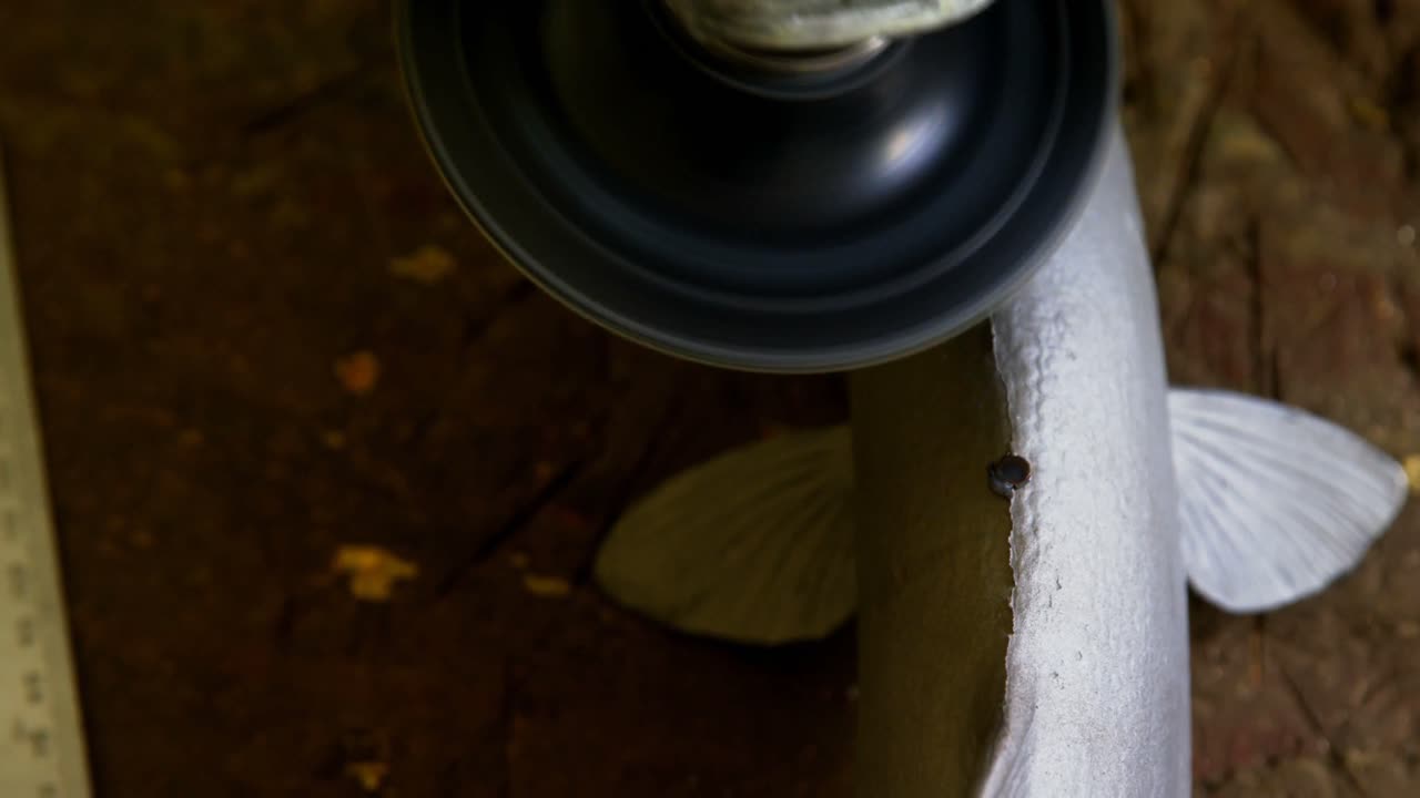 artesano trabajando en el taller 4k