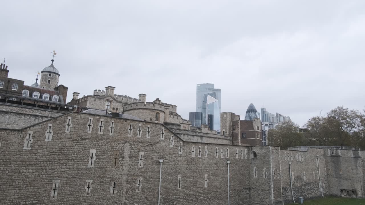흐린 날 런던 타워 뒤에 있는 상징적인 고층 빌딩