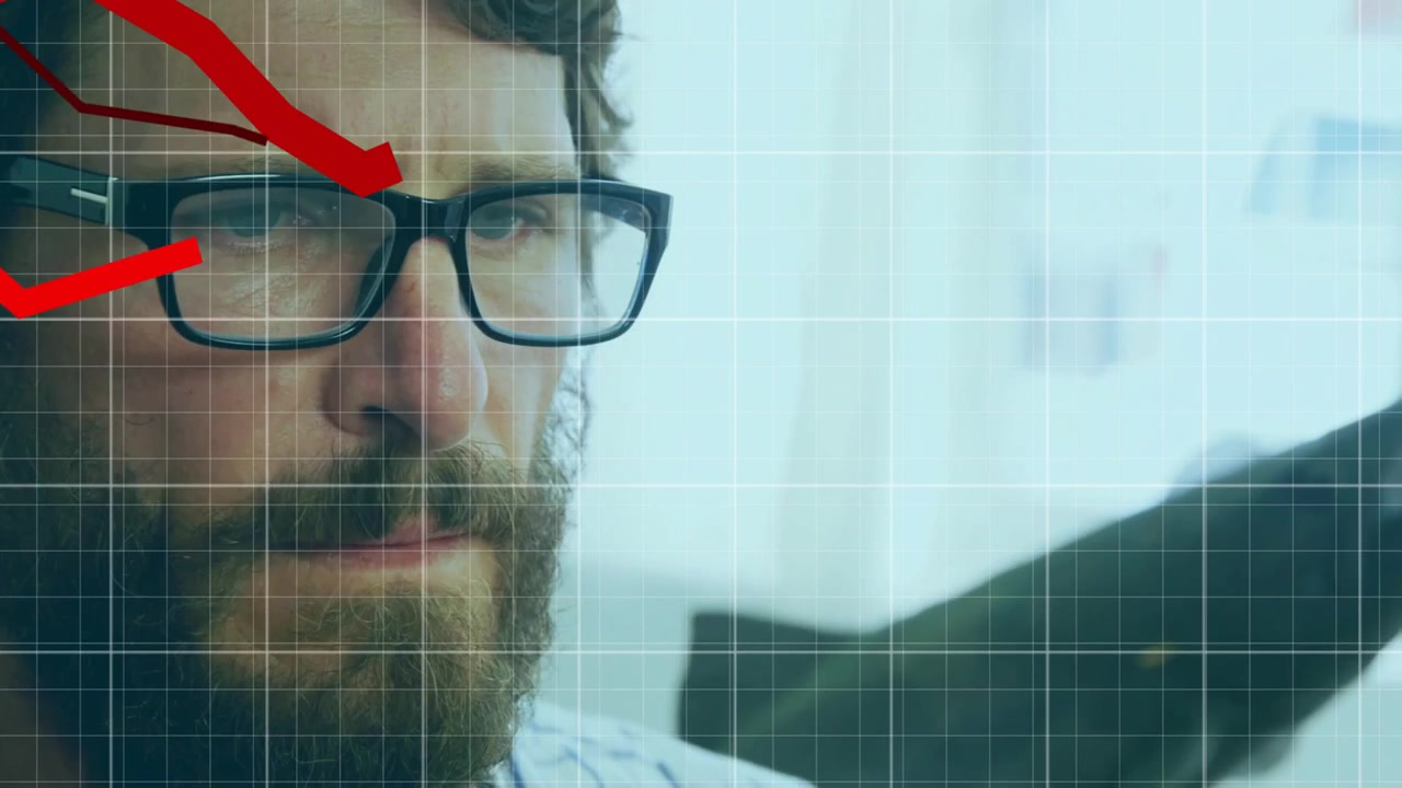 Manager che lavora sotto una griglia sovrapposta, mentre una linea di tendenza rossa che traccia un calo economico desta preoccupazione