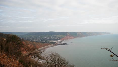 plano general de la costa jurásica que mira hacia el este sobre los acantilados que rodean la ciudad histórica de sidmouth, devon, reino unido