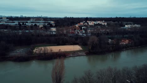 Una-Vista-Muy-Hermosa-Con-Un-Dron-Que-Tomé-En-París-De-Este-Hermoso-Campo-De-Fútbol-A-Orillas-Del-Río-Marne,-El-Río-Más-Grande-De-París.