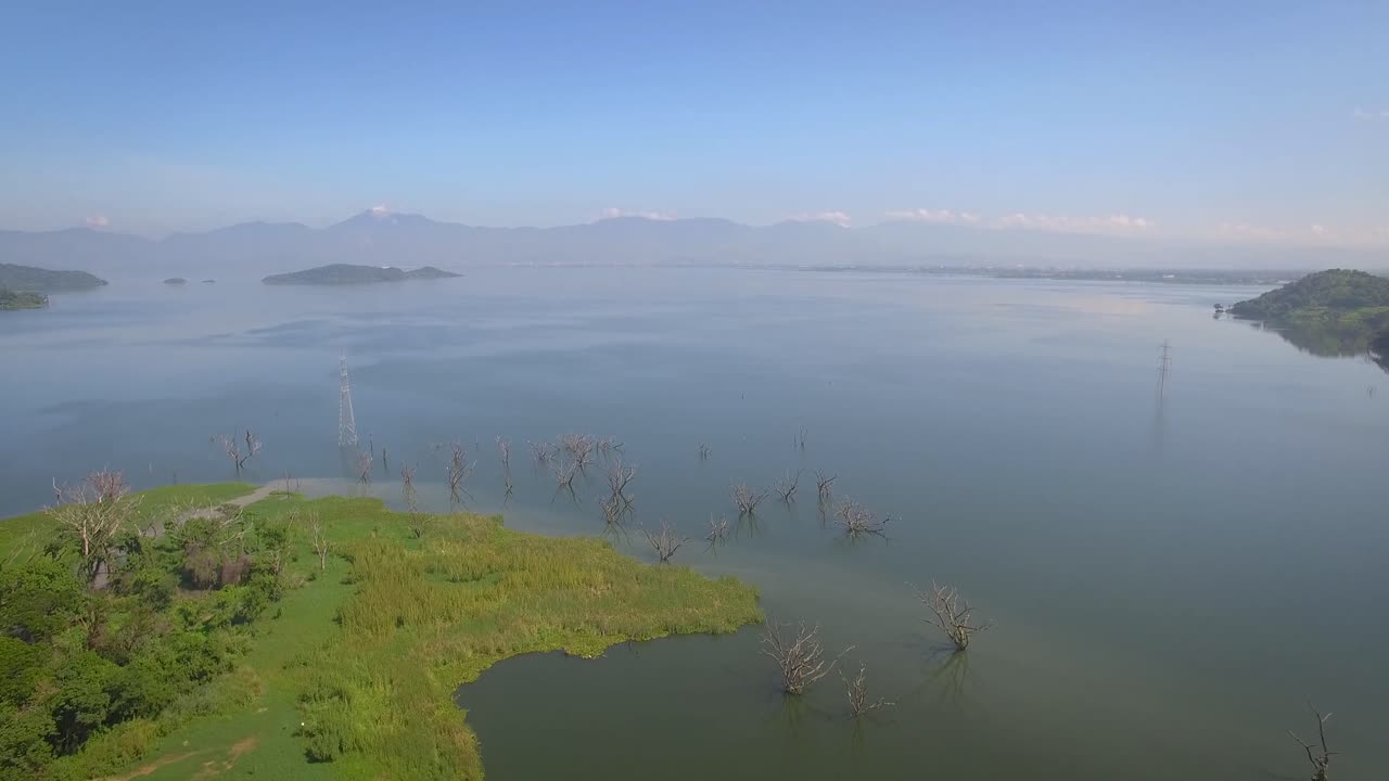 video de drone del lago de valencia, en valencia, venezuela