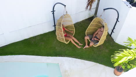 una pareja en un jardín.