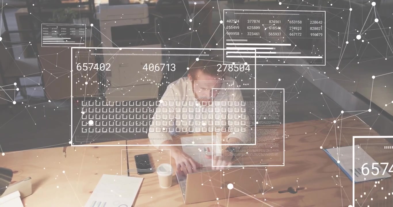 Analista aziendale che dà un'occhiata a un rapporto e avvia la sovrapposizione dei dati, digitando ed elaborando le intuizioni