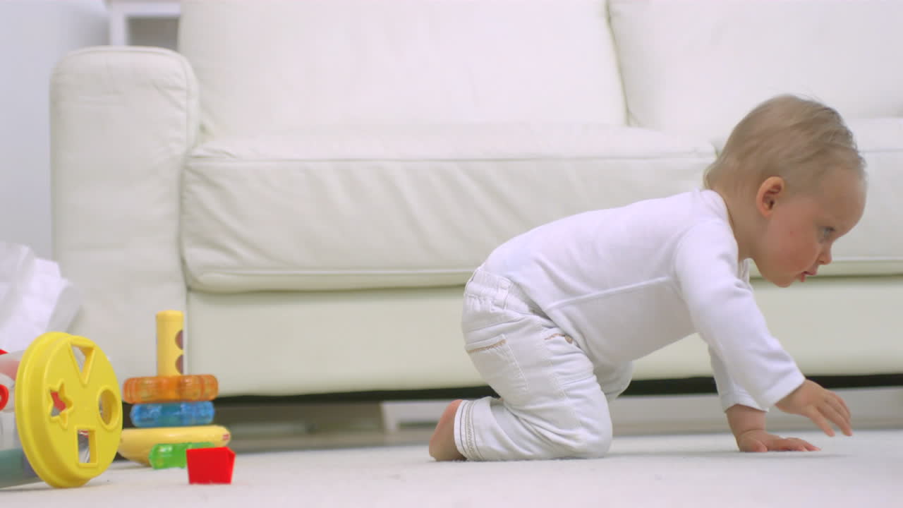bebe gateando por el suelo