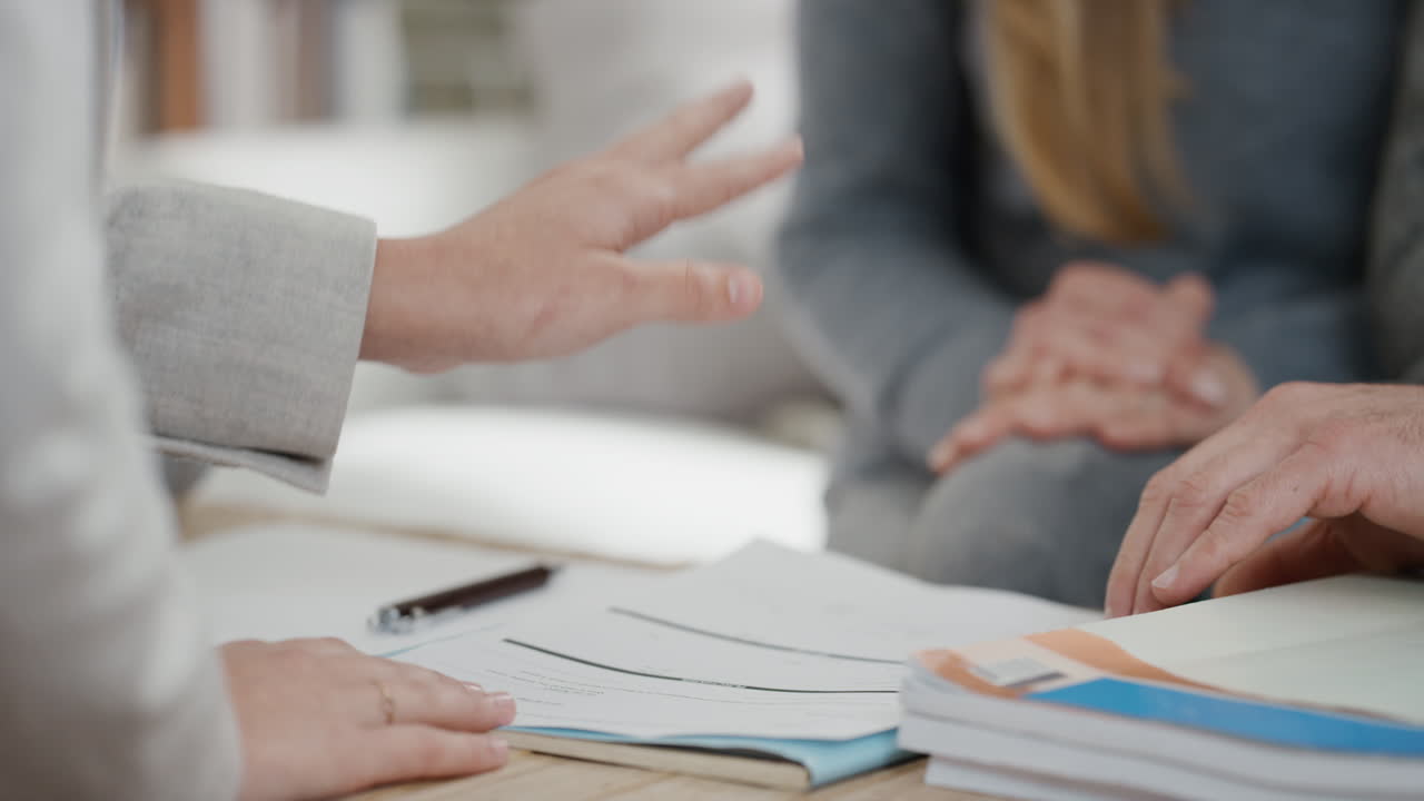 부부와의 가까운 만남 부동산 에이전트 집 구입 새로운 주택 소유자 부동산 투자 계약 계약을 논의 부동산 에이전트와 고객과 조언을 공유 4k