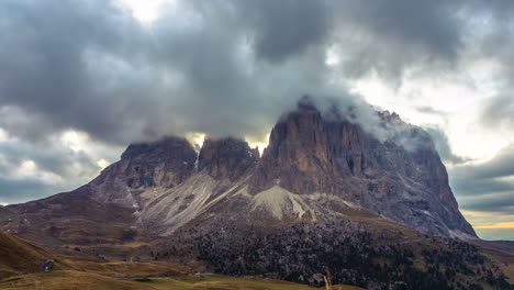 Lapso-De-Tiempo-De-La-Montaña-Dolomitas-En-Italia