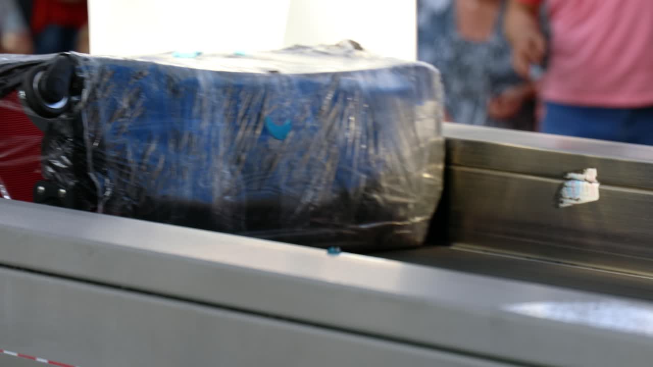 여객기가 도착한 후 수하물을 기다리고 있습니다.