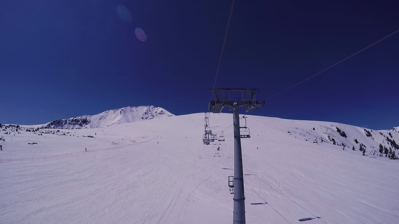Seggiovia che si dirige verso la cima di una montagna.