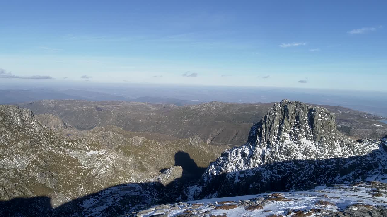 겨울에 산 위로 날아가다