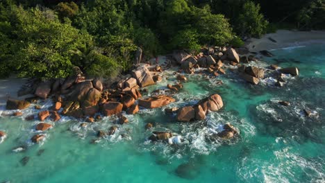 Mit-Einer-Drohne-Von-Oben-Gefilmte-Landschaften-Auf-Den-Seychellen,-Die-Das-Meer,-Felsen-Und-Palmen-Zeigen