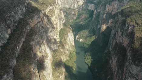 Toma-Aérea-Del-Profundo-Río-Grijalva-Natural-En-Canon-Del-Sumidero,-Estado-De-Chiapas,-Sur-De-México