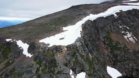 cumbres heladas que rodean el impresionante lago del cráter en columbia británica, canadá