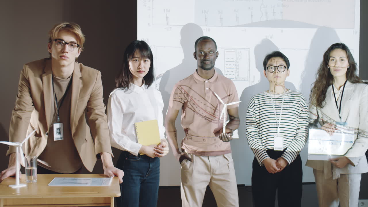 retrato de ingenieros multiétnicos en la conferencia de energía renovable