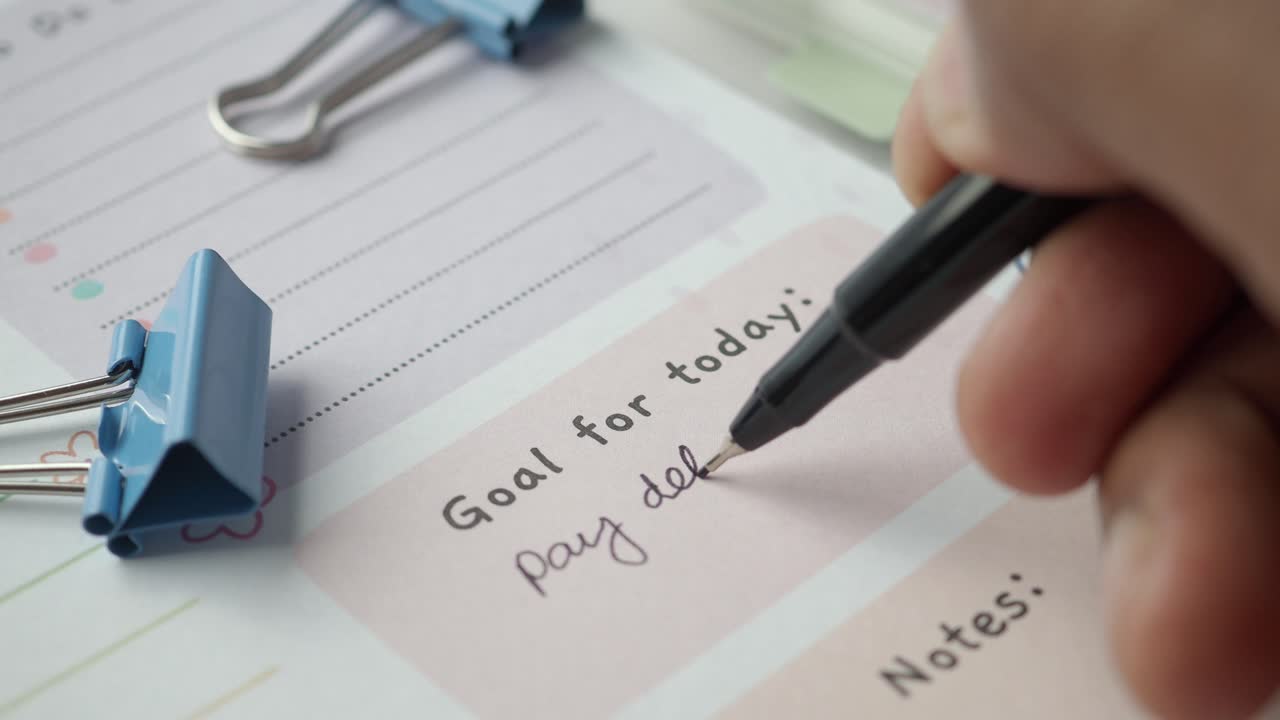 계획서 에 오늘 의 목표 를 손 으로 쓰는 것
