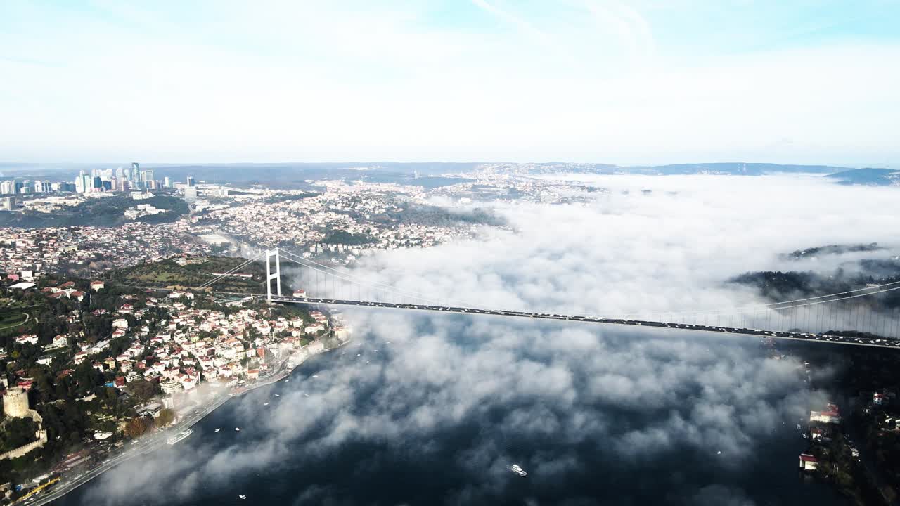 vista de avión no tripulado del bósforo de estambul en un día de niebla