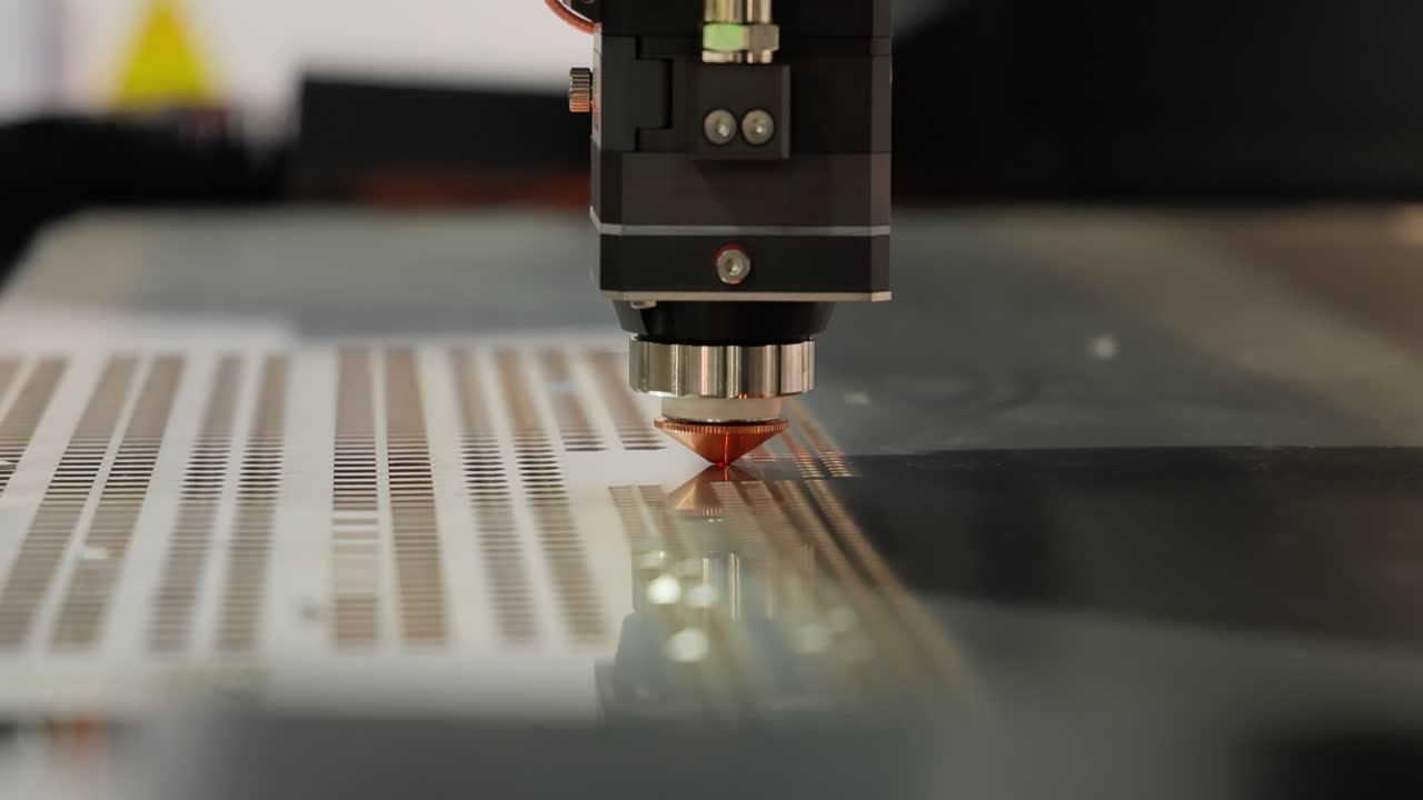 corte láser cnc de metal, tecnología industrial moderna.