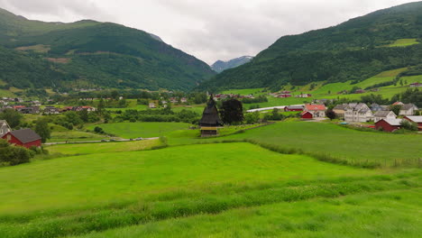 Icónica-Iglesia-De-Madera-De-Hopperstad-En-Una-Exuberante-Campiña,-Noruega