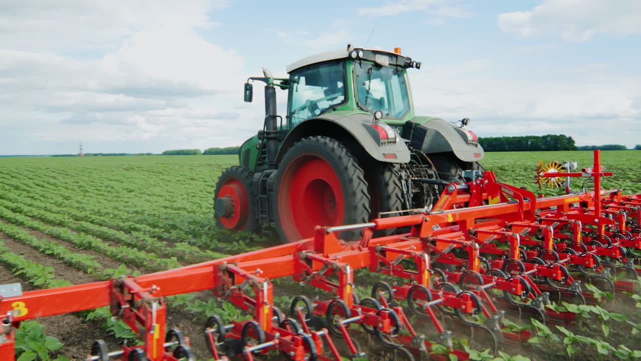 el tractor tira del mecanismo de deshierbe 01