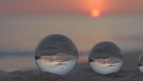tres bolas de cristal en la hermosa puesta de sol en la playa de karon