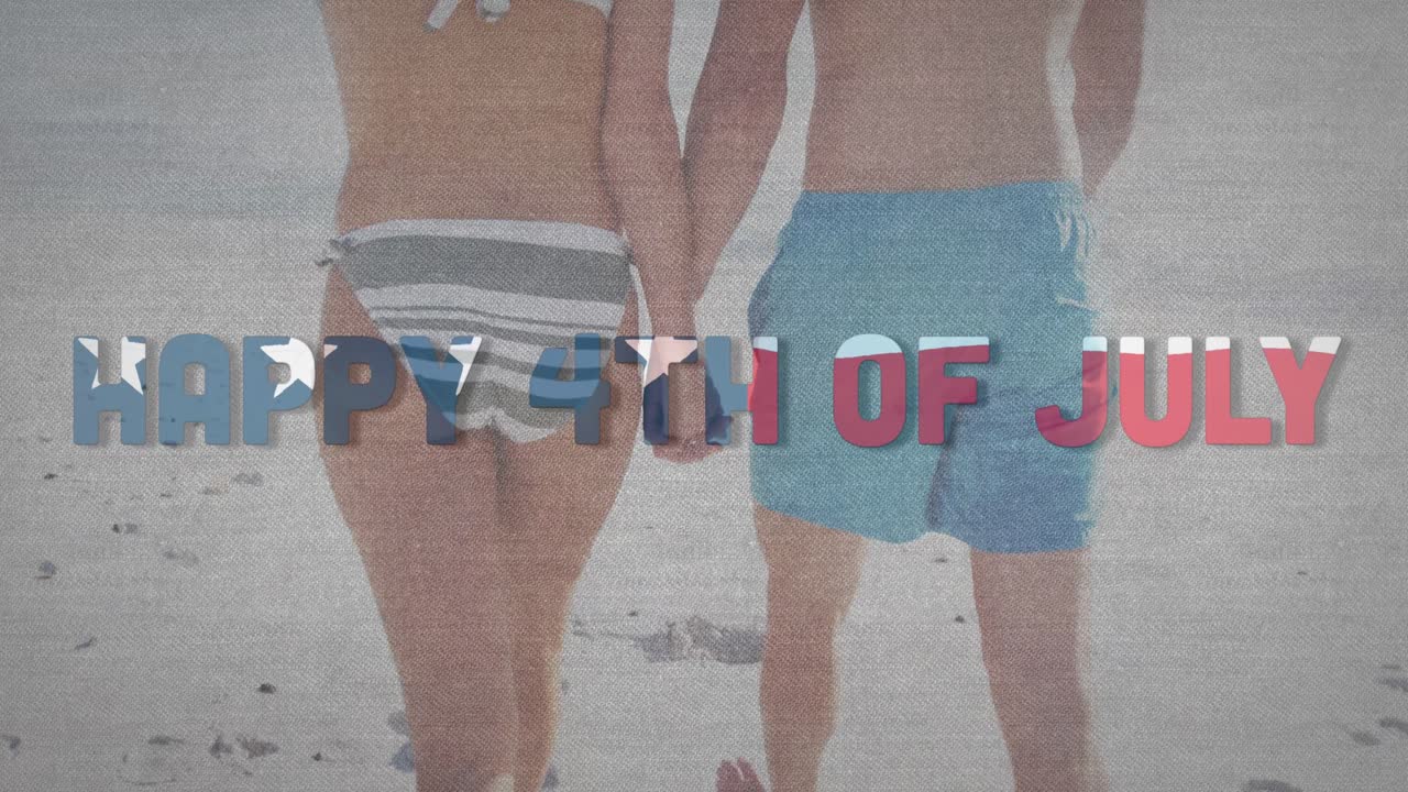 texto del día de la independencia contra la sección media de una pareja caucásica cogida de la mano y caminando por la playa