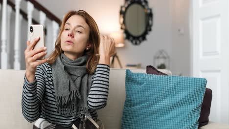 retrato de mujer enferma sentada y videollamada en smartphone