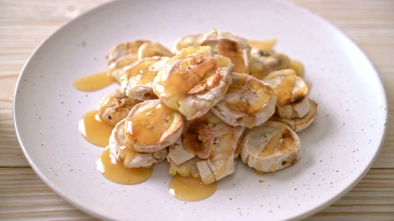 캐러멜 소스를 곁들인 얇게 썬 바나나 그릴