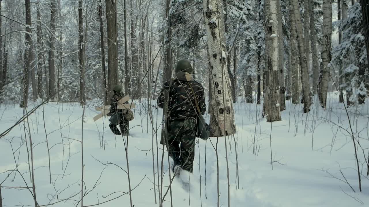 눈 인 숲 속 의 군인 들