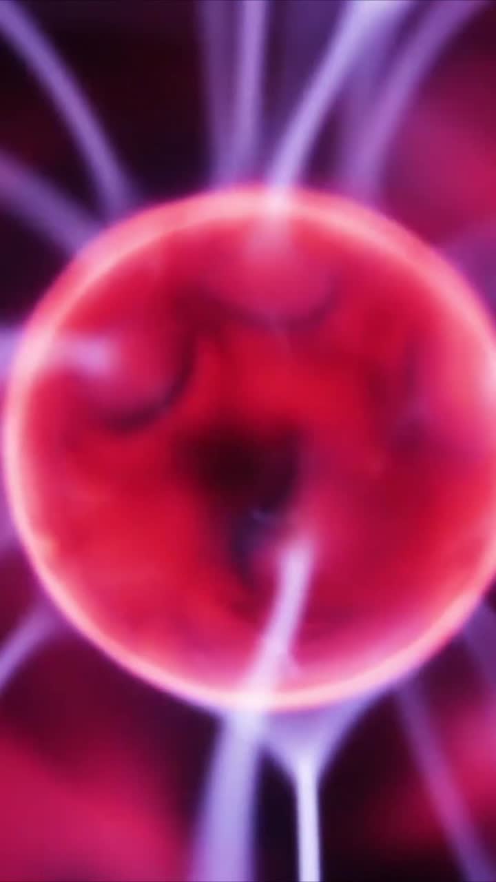 Palla al plasma astratta con scariche elettriche pulsanti