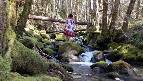 Chamán---Sangoma-En-Cascada-Haciendo-Ceremonia-De-Agua-En-El-Bosque-Nacional-Olímpico,-Estado-De-Washington