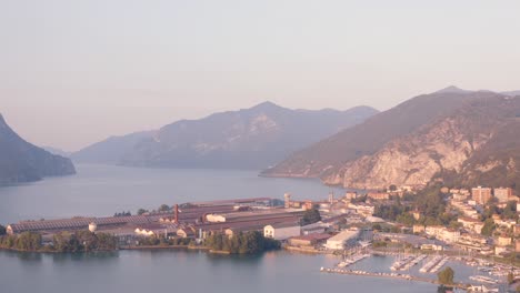 Wunderbare-Luftaufnahme-Des-Lovere-hafens,-Iseo-seepanorama,-Lombardei-Italien