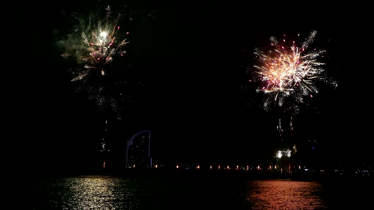 바르셀로나의 바다 위에서 불꽃놀이.