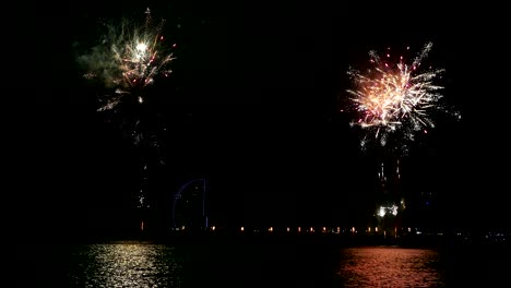 fuegos artificiales sobre el mar en barcelona.