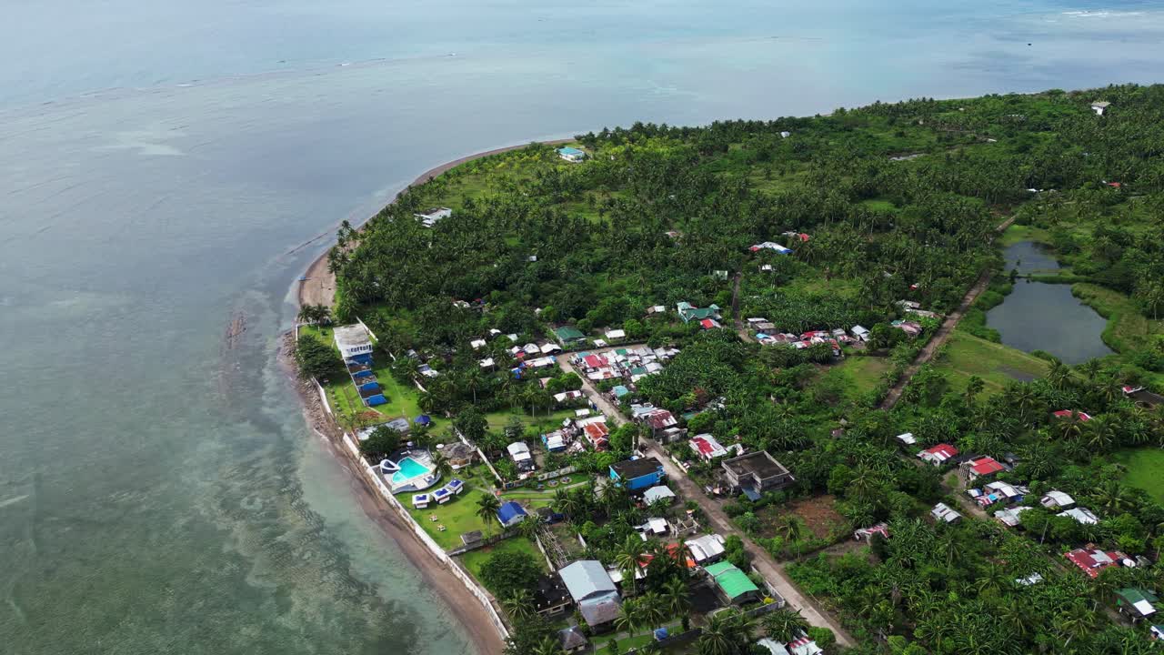 impresionante vista aérea de la aldea rural de la isla con exuberantes selvas frente a la clara costa del océano en catanduanes, filipinas