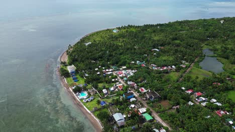 Atemberaubender-Blick-Von-Oben-Auf-Ein-Ländliches-Inseldorf-Mit-üppigem-Dschungel-Und-Blick-Auf-Die-Klare-Meeresküste-In-Catanduanes,-Philippinen