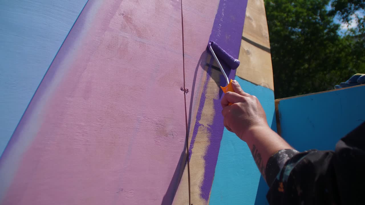 나무 패널 에 다채로운 벽화 를 그린 것