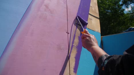 una pintura mural colorida en un panel de madera