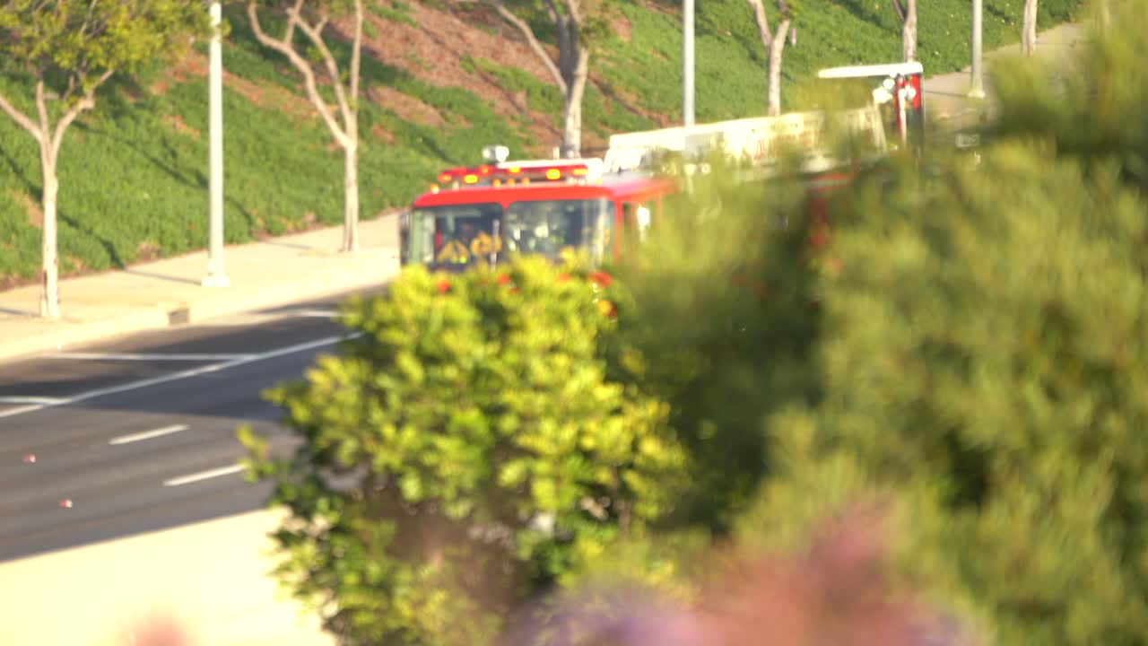 소방차가 호출에 응답하고 있습니다.