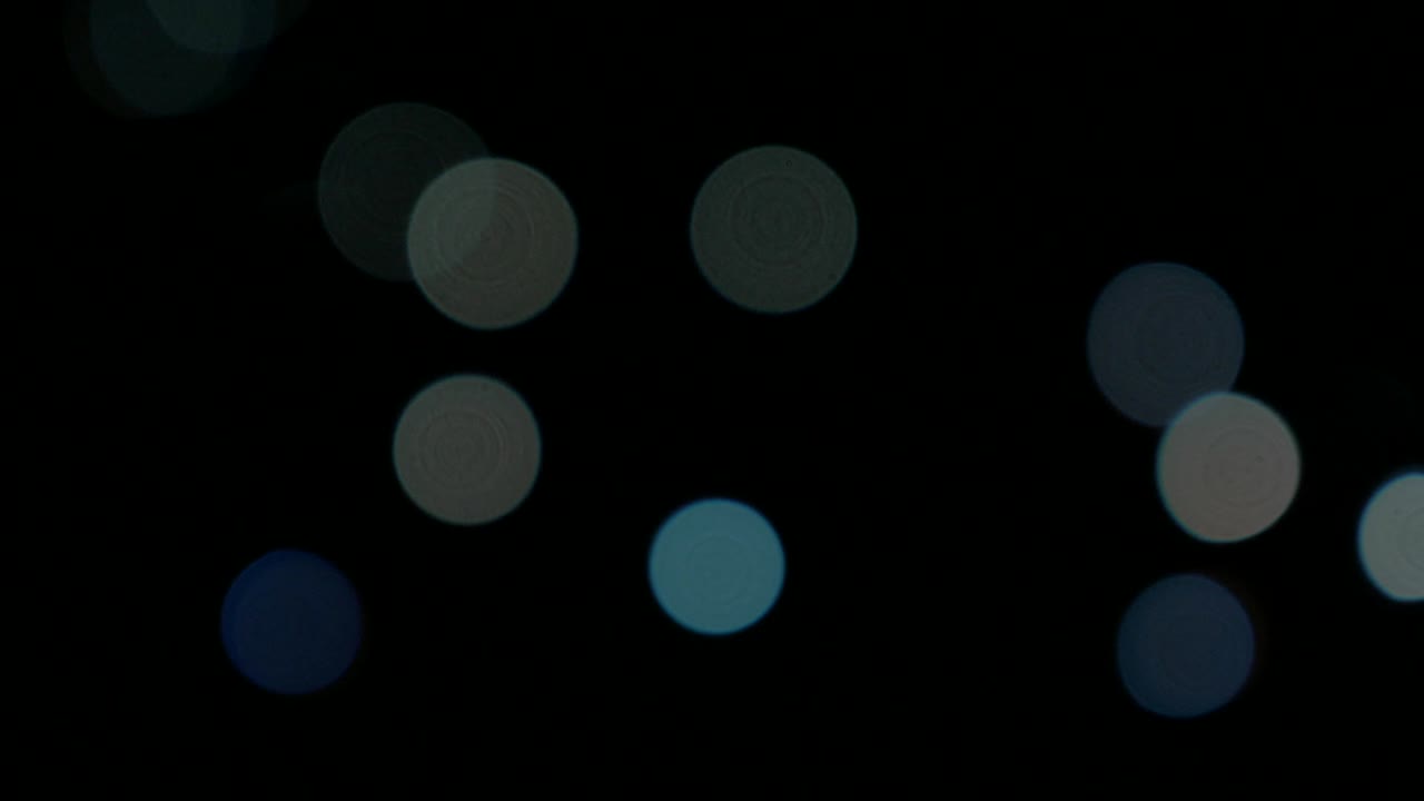 초점을 맞추지 않은 파란색 배경 크리스마스 조명 천천히 박이는 4k 3840x2160 울트라하드 영상 - 어 속에서 파란색 크리스마스 전구 조명 4k 2160p uhd 비디오